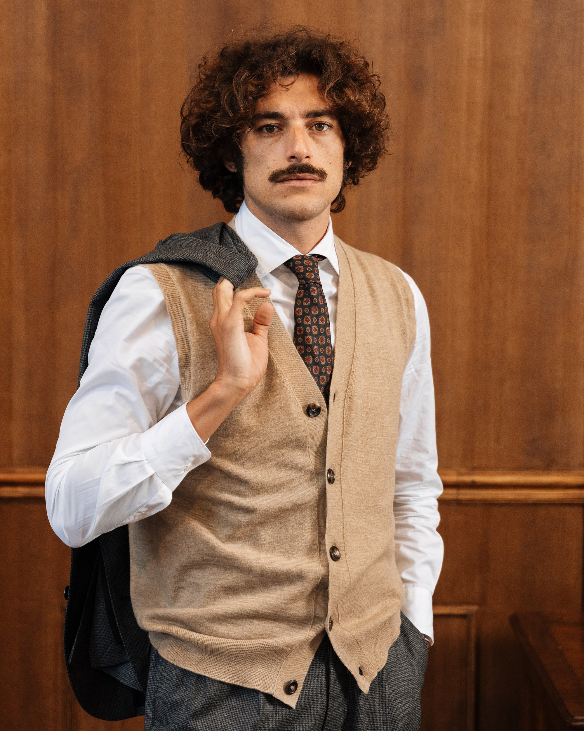 Outfit Gilet Uomo Gilet Con Camicia Fuori Maglione Smanicato Beige