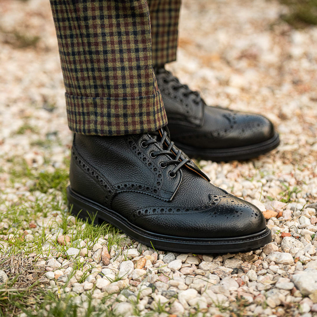 Stivaletti stringati neri con coda di rondine in pelle martellata