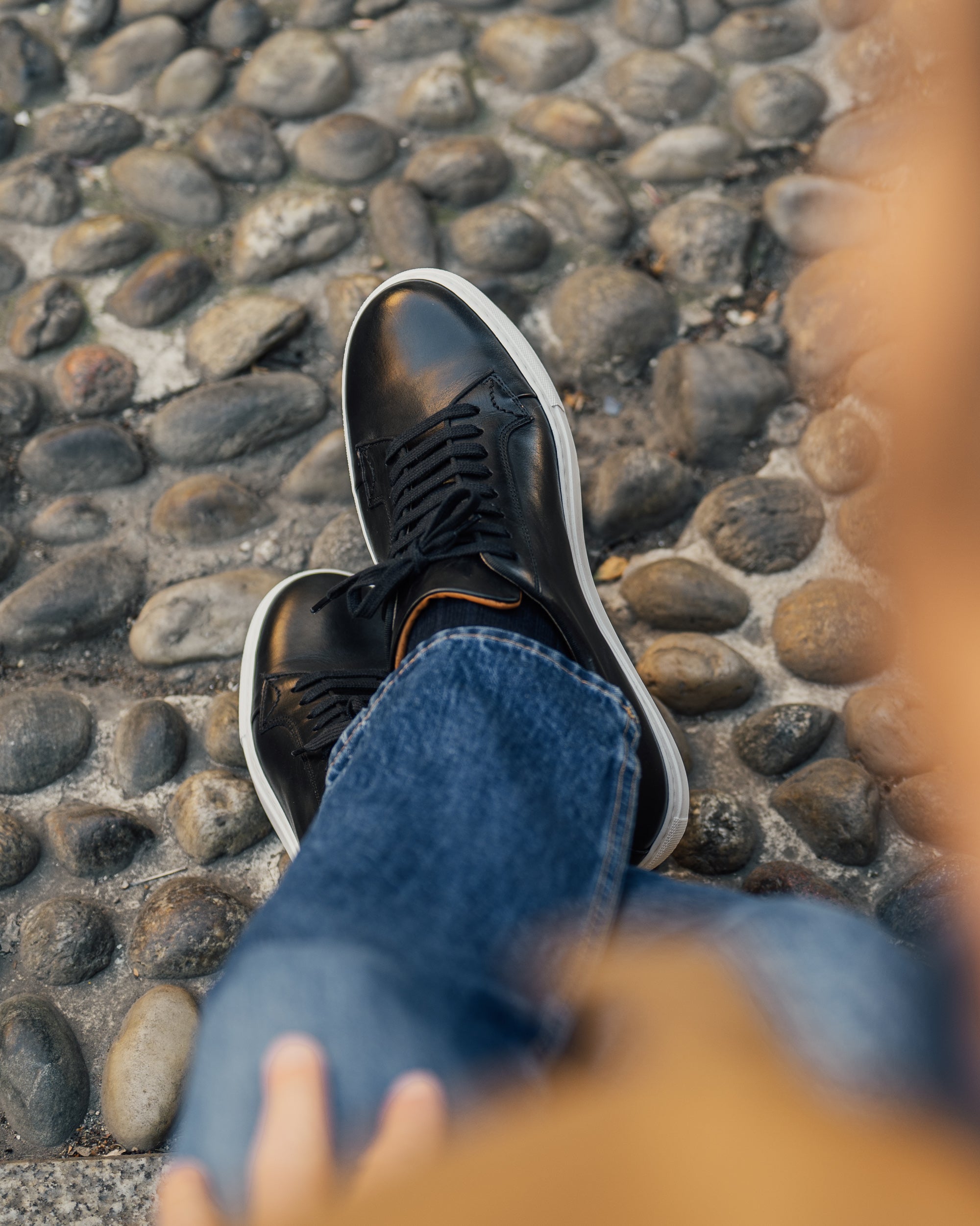 Sneakers uomo in pelle martellata nera e suola nera - Ofanto