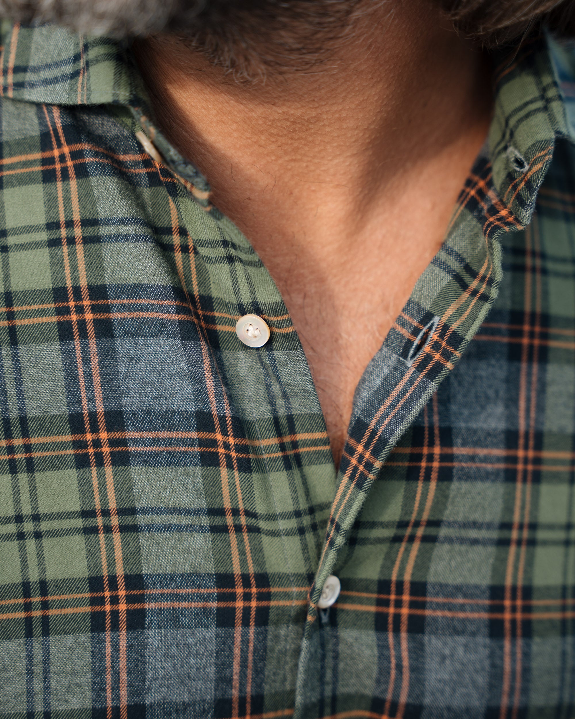 Camicia uomo scozzese con etichetta logo Camicia uomo scozzese con etichetta logo