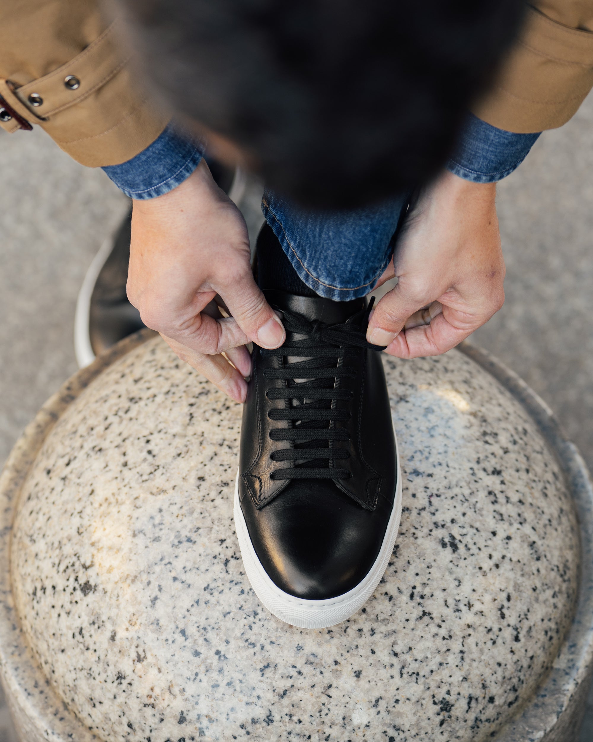 Sneakers basse color nero in pelle da uomo