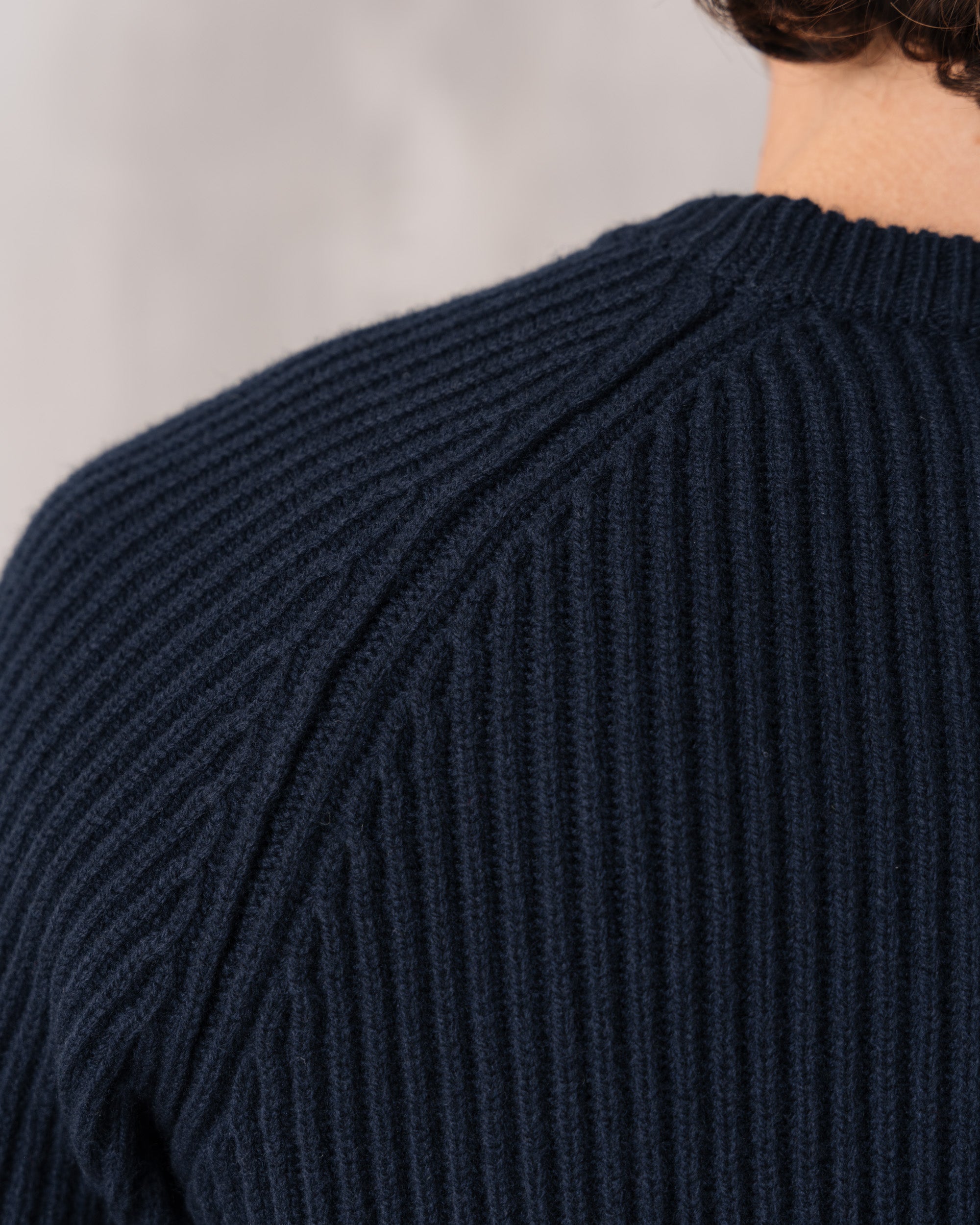 Essenziale - Maglione in lana merino extrafine Gatto su Essenziale - Maglione in lana merino extrafine Gatto su