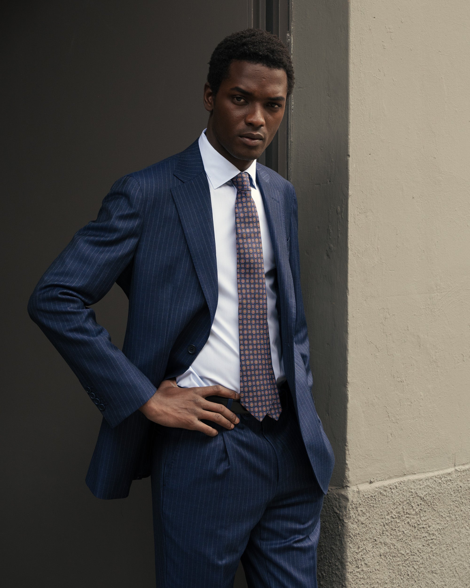 Camicia Azzurra Cravatta Con Abito Grigio Scuro Cravatta Che